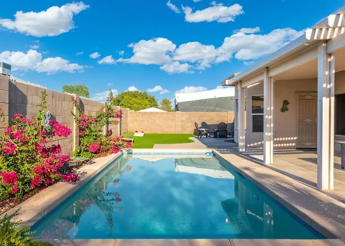 Poolside Family Near Cardinals & Dodgers Holiday home Glendale
